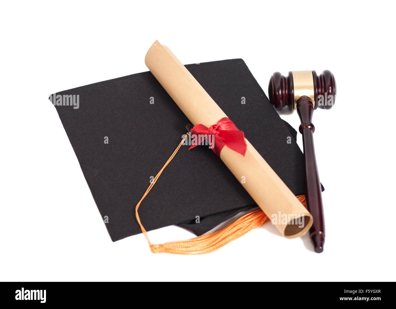 Graduazione nera Hat con Diploma e martello isolati su sfondo bianco Foto Stock