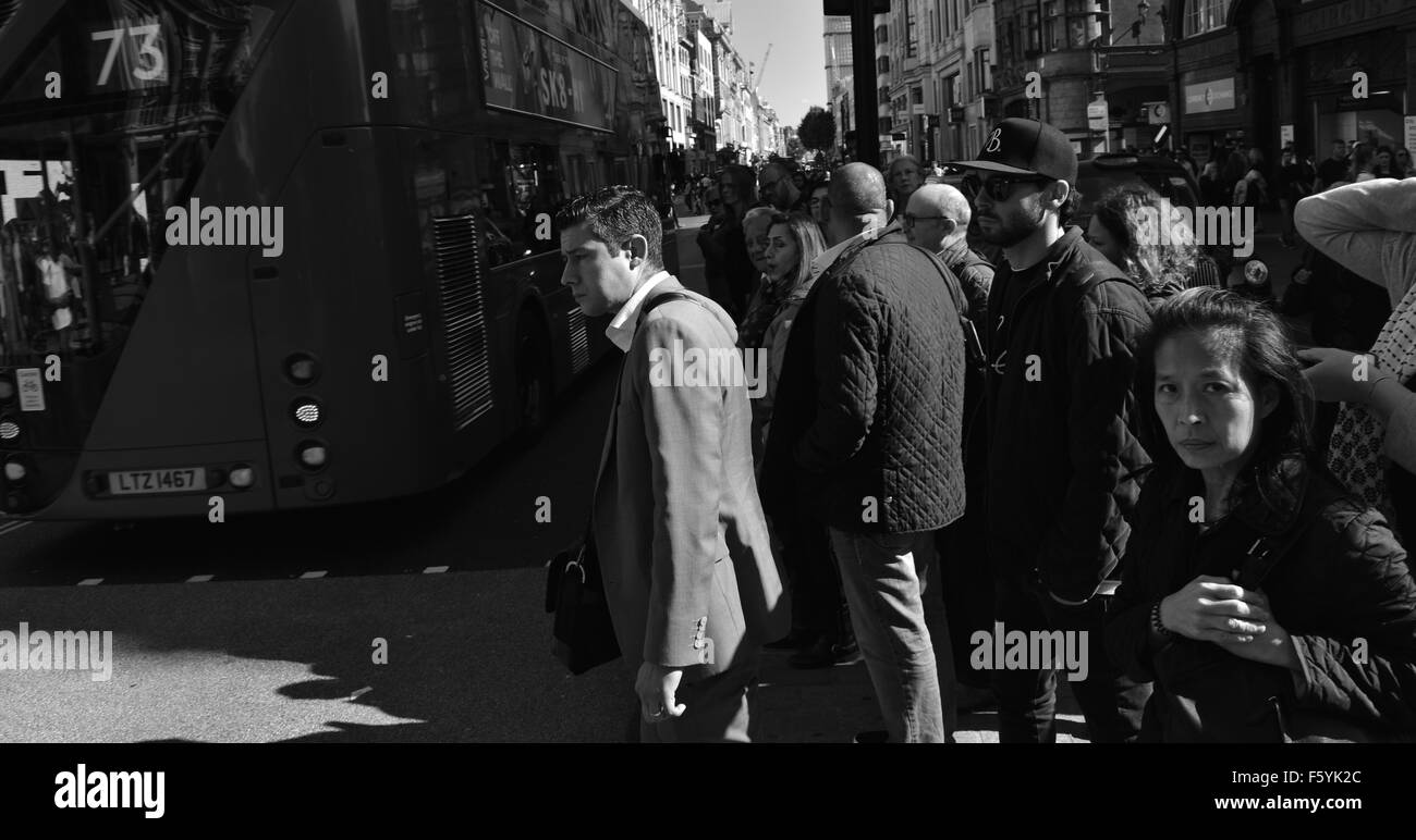 Folla in attesa di Bus to Pass to Cross, Oxford Street, Londra, Inghilterra, Regno Unito, GB. Foto Stock
