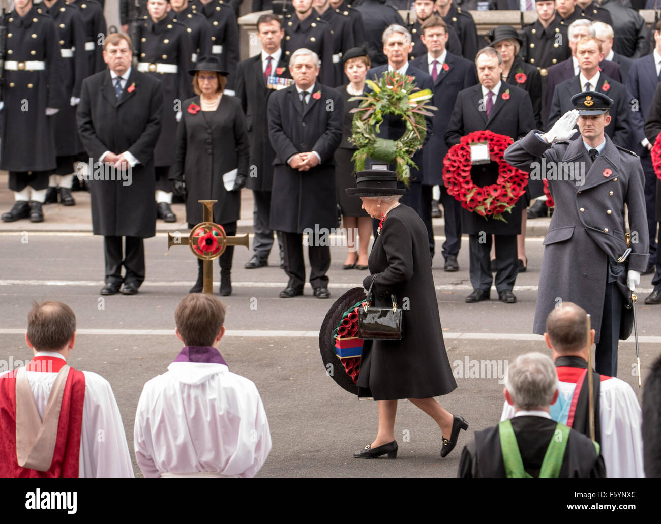 Londra, Regno Unito. 08 Nov, 2015. HM la regina si prepara per deporre una corona presso il cenotafio di Londra sul ricordo domenica 8 novembre 2015 Credit: Ian Davidson/Alamy Live News Foto Stock