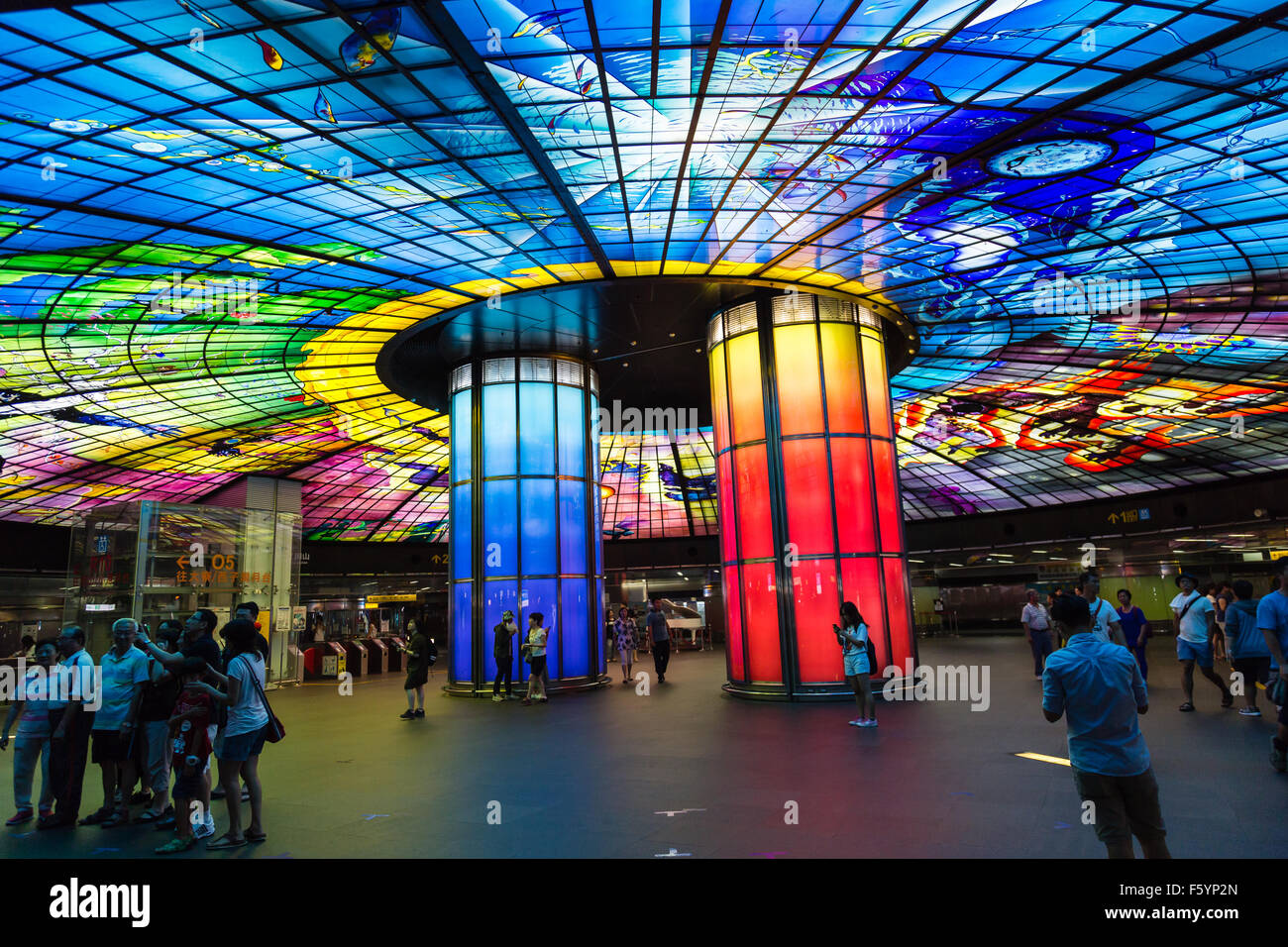 KAOHSIUNG, Taiwan - 10 ottobre 2015: l'interno del Formosa Boulevard Station con pendolari di scattare le foto. Questa centrale sta Foto Stock