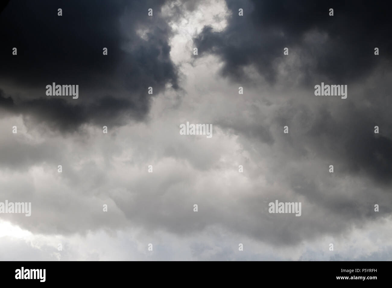 Strato nuvola di pioggia sullo sfondo di contrasto Foto Stock