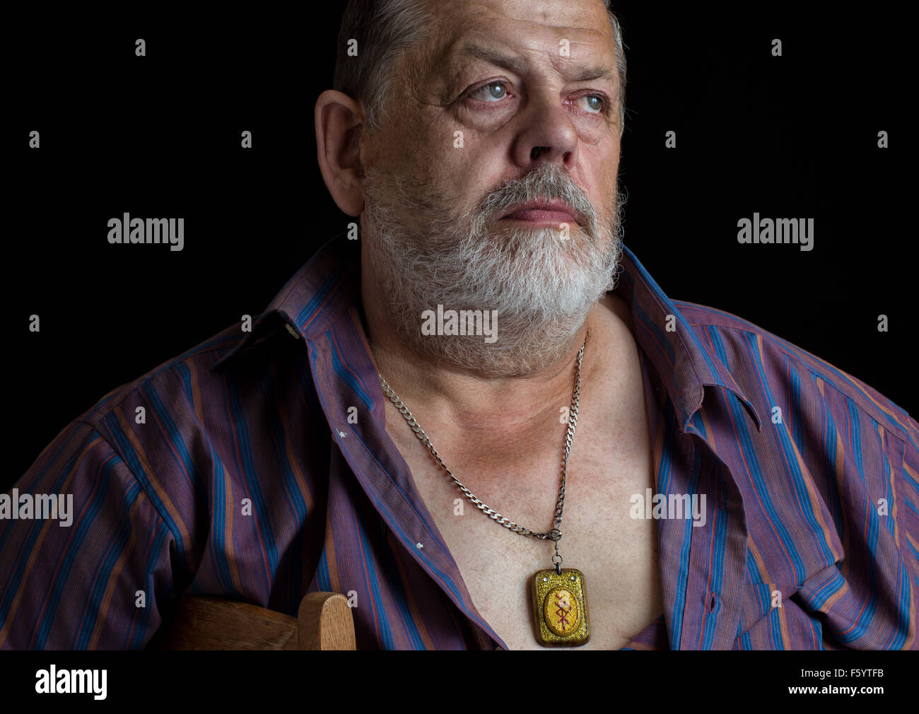 Bel ritratto di un imperioso senior Uomo in camicia a righe Foto Stock