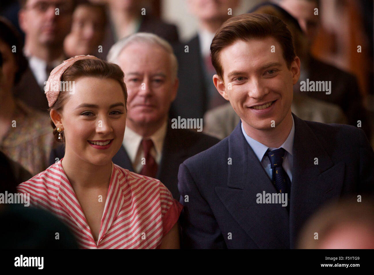 BROOKLYN (2015) Saoirse Ronan, DOMHALL GLEESON JOHN CROWLEY (DIR) RACCOLTA MOVIESTORE LTD Foto Stock