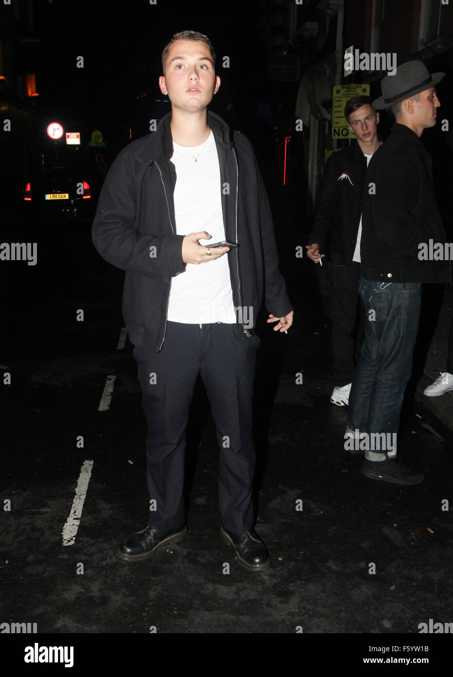 Rafferty diritto (Jude Law del figlio) di fumare una sigaretta durante una notte a Soho, Londra dotata: Rafferty legge dove: Londra, Regno Unito quando: 21 Set 2015 Foto Stock