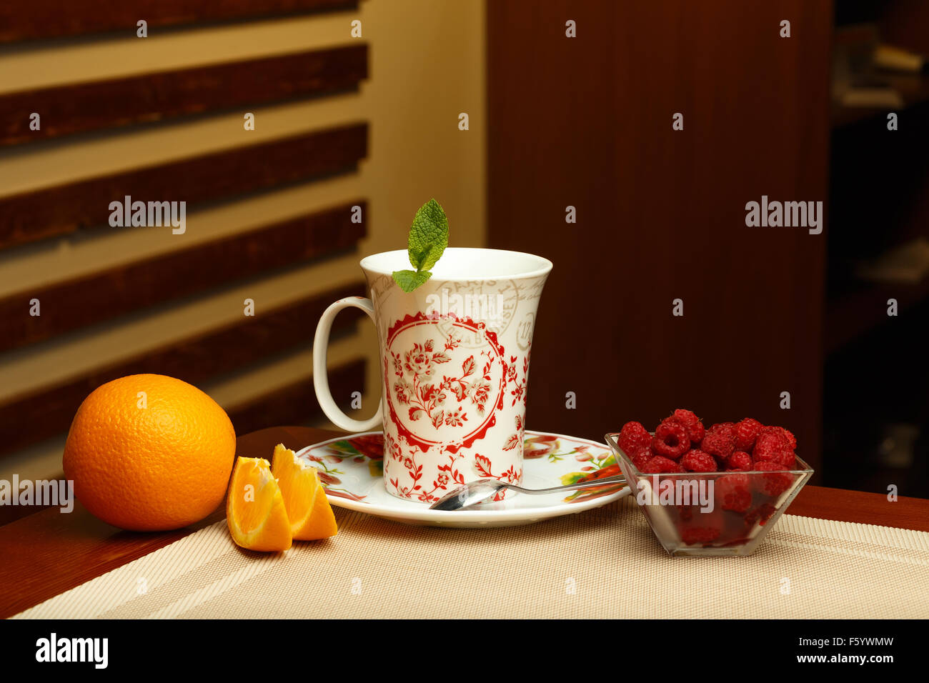 Bicchiere di tè dolce e ingredienti Foto Stock