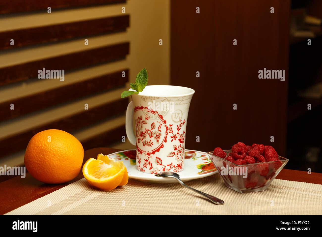 Bicchiere di tè dolce e ingredienti Foto Stock