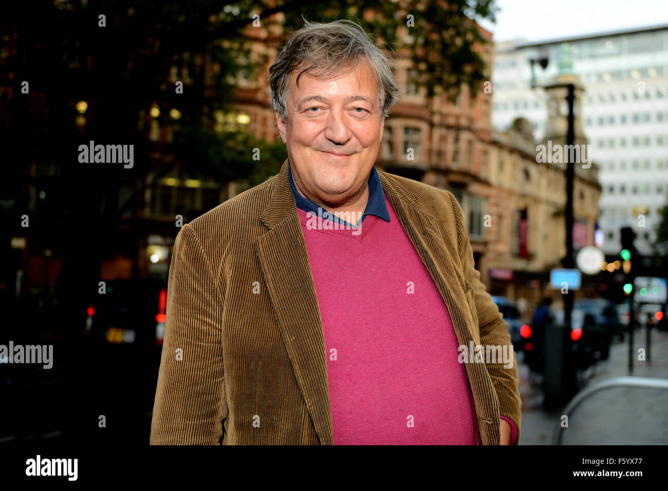 Stephen Fry e Tim Arnold da salvare Soho arrivare a Bloomsbury chiesa battista di Londra per una riunione di consultazione con CrossRail 2 management oltre alla potenziale distruzione di Soho il Curzon Cinema dotato di: Stephen Fry dove: Londra, Regno Unito Foto Stock