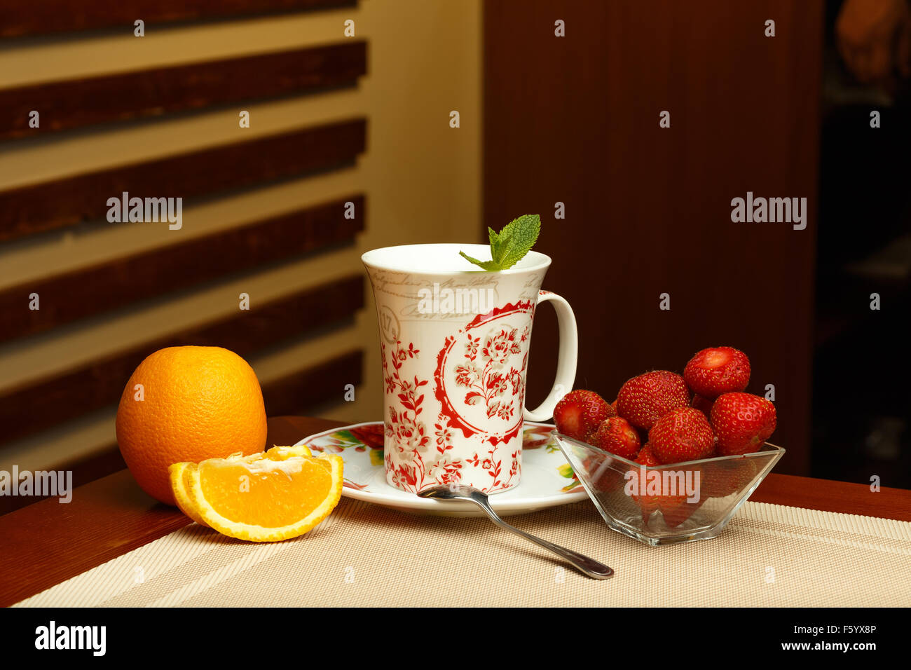 Bicchiere di tè dolce e ingredienti Foto Stock