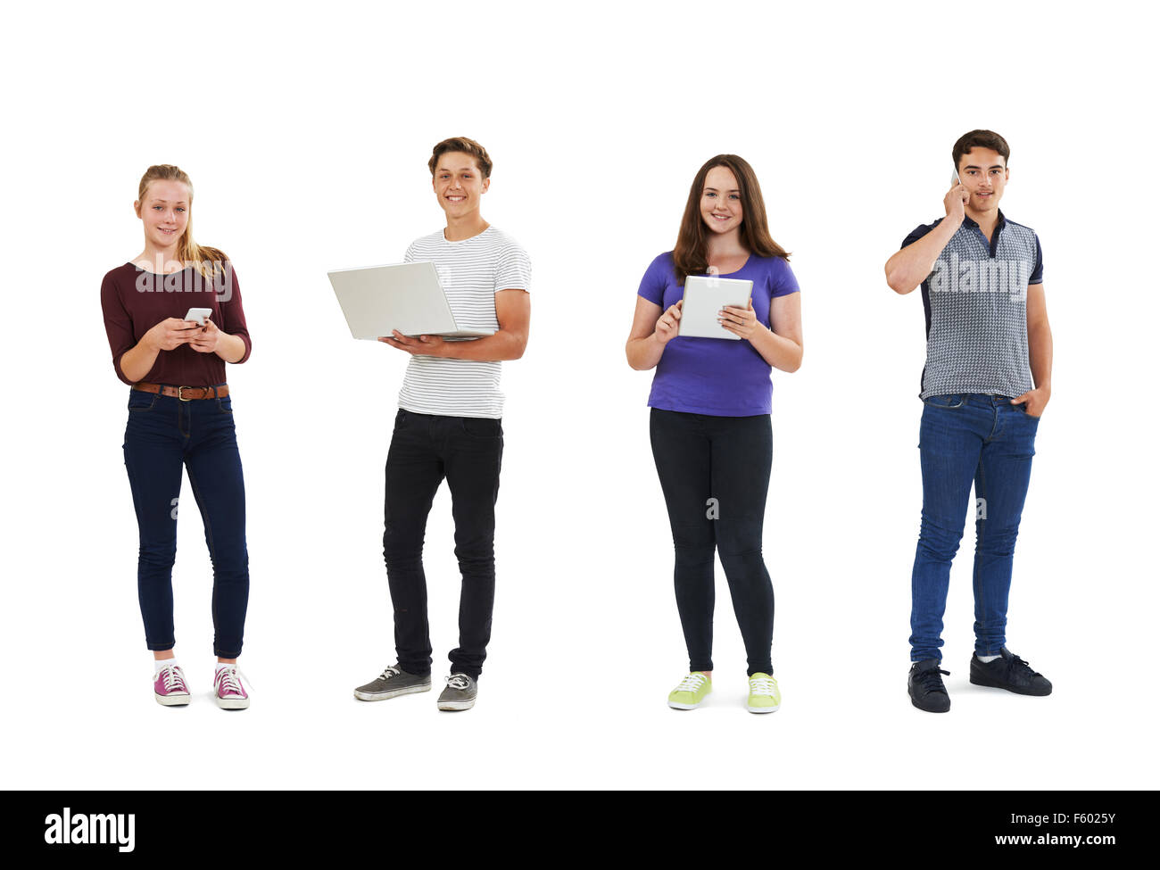 Studio shot di ragazzi che usano la tecnologia di comunicazione Foto Stock