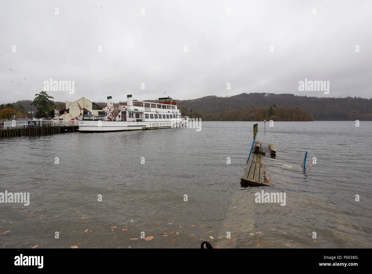 Lago di Windermere Cumbria 10 novembre 2015 UK Meteo pontili sommersi a causa di forte pioggia lasciando alcune barche stranded .mentre le crociere di continuare dal molo principale Il livello dei laghi è previsto in aumento con la corsa di dal circostante fells per i prossimi 2 giorni anche se non vi è più la pioggia Credito: Gordon Shoosmith/Alamy Live News Foto Stock