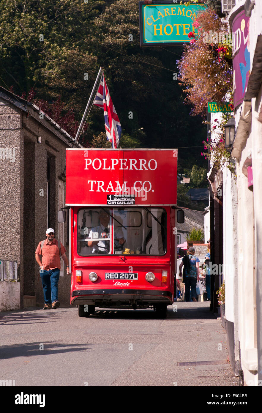 Polperro turistico tram Cornwall Inghilterra REGNO UNITO Foto Stock