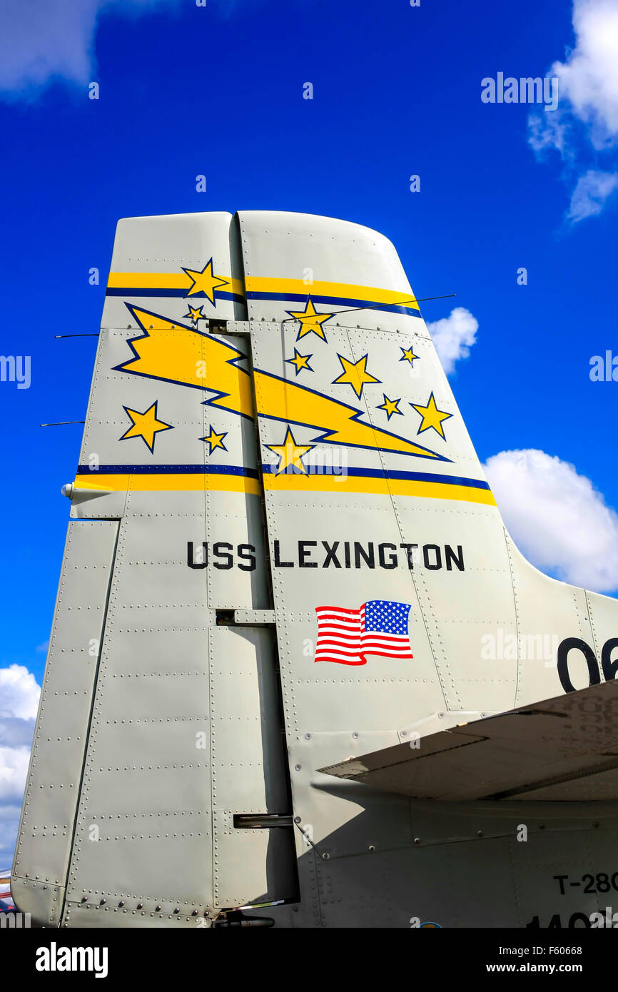 North American T-28 Trojan degli anni cinquanta US Navy pistone bimotore piano trainer a Fort Myers pagina aeroporto di campo open day Foto Stock