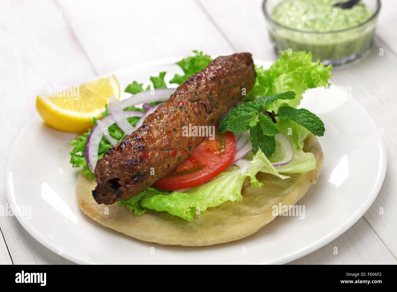 Carni di montone seekh kabab kebab sandwich con chutney di menta Foto Stock