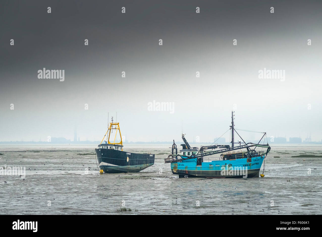 Il Cockle barche ormeggiate sulle velme a Leigh on Sea in Essex. Foto Stock
