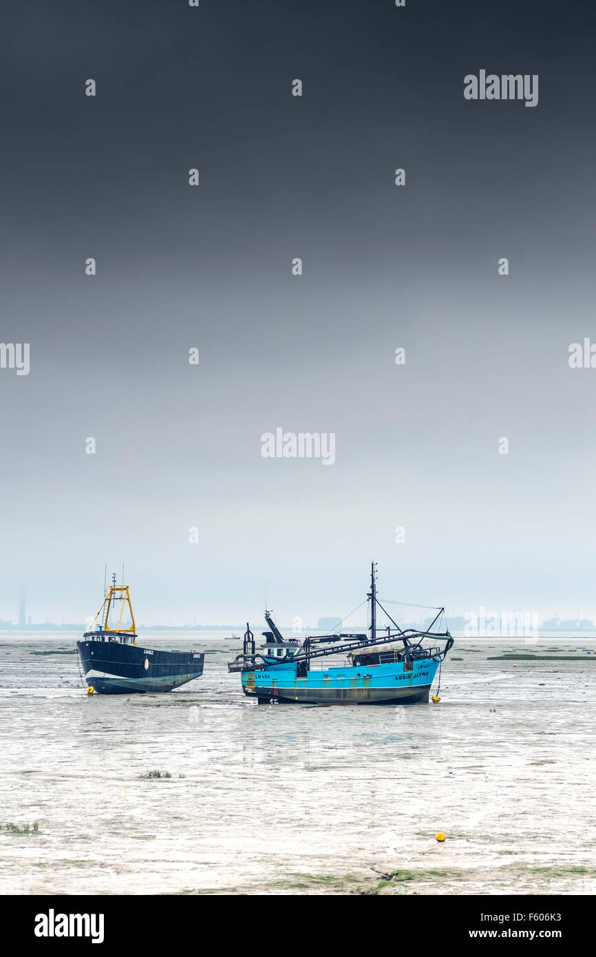 Il Cockle barche ormeggiate sulle velme a Leigh on Sea in Essex. Foto Stock