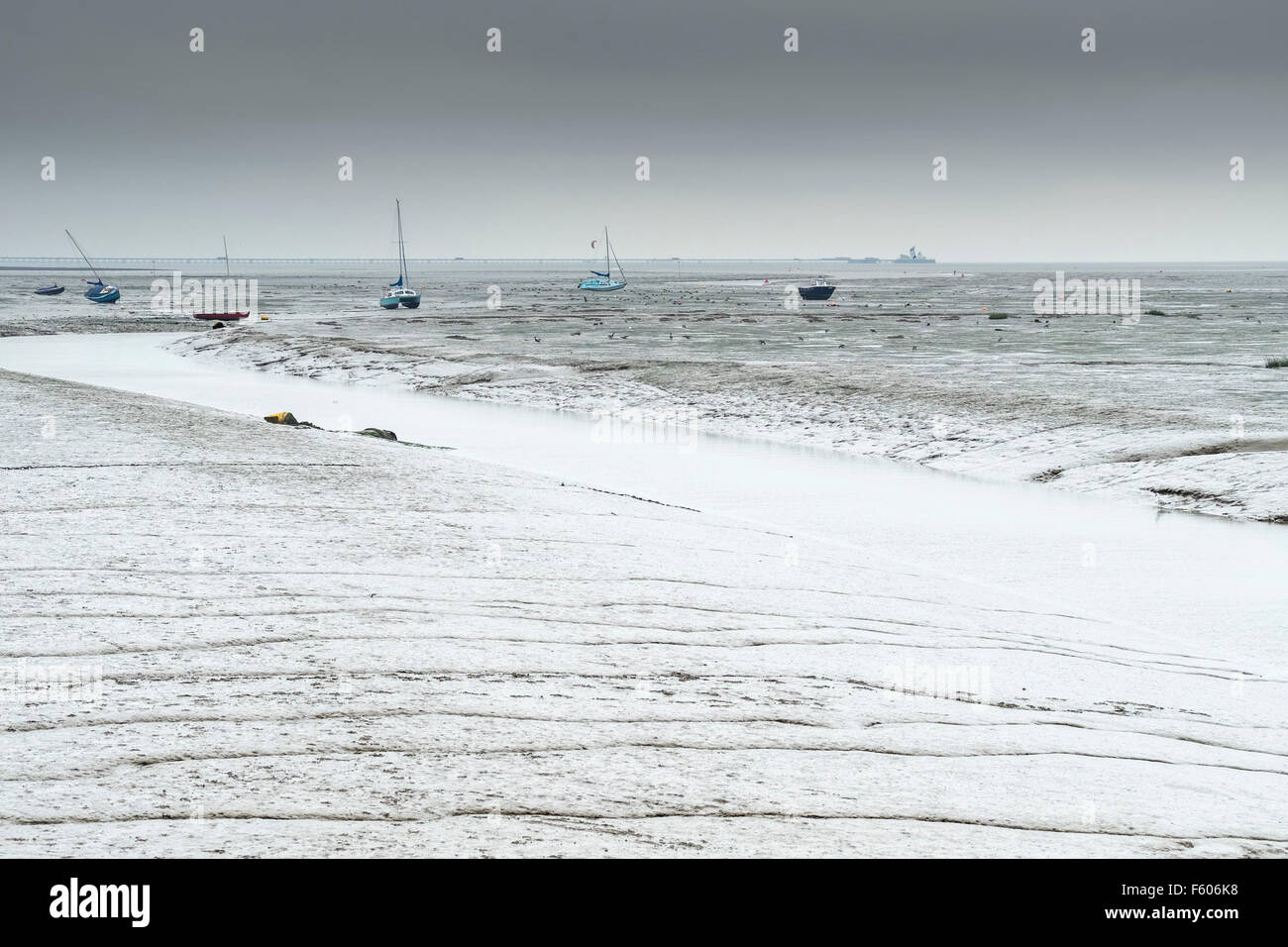 Un giorno grigio sull'estuario del Tamigi a Leigh on Sea in Essex.. Foto Stock