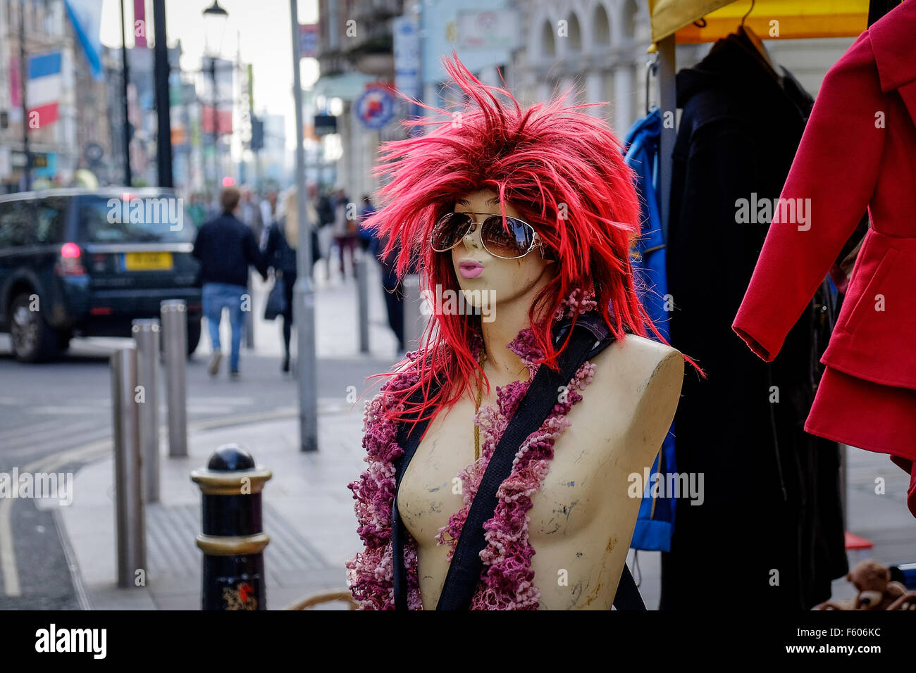 Un manichino che indossa una parrucca rosso in una strada del mercato di Cardiff. Il Galles. Foto Stock