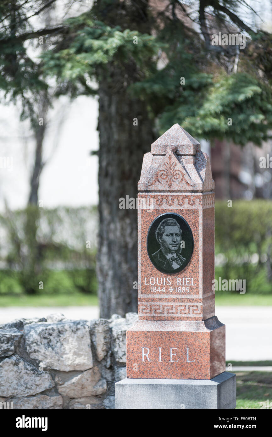 Louis Riel grave sotto il vecchio albero, fondatore della provincia del Manitoba e leader del Metis in san bonifacio cimitero della Cattedrale Foto Stock