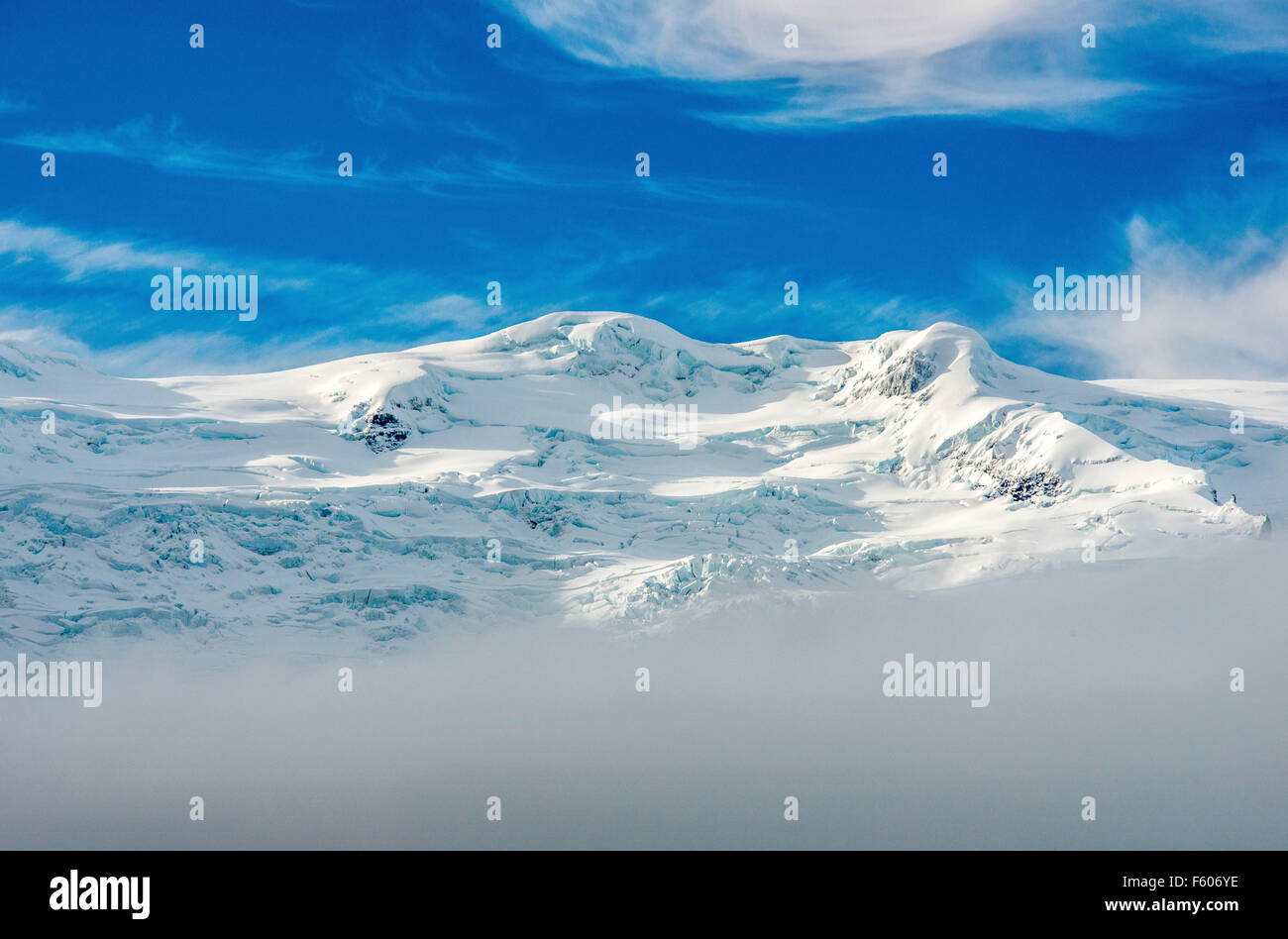 Fjallsárlón o Fjarllsarlon, - innevate vette vulcaniche che sorge dietro l'islandese lago glaciale Foto Stock