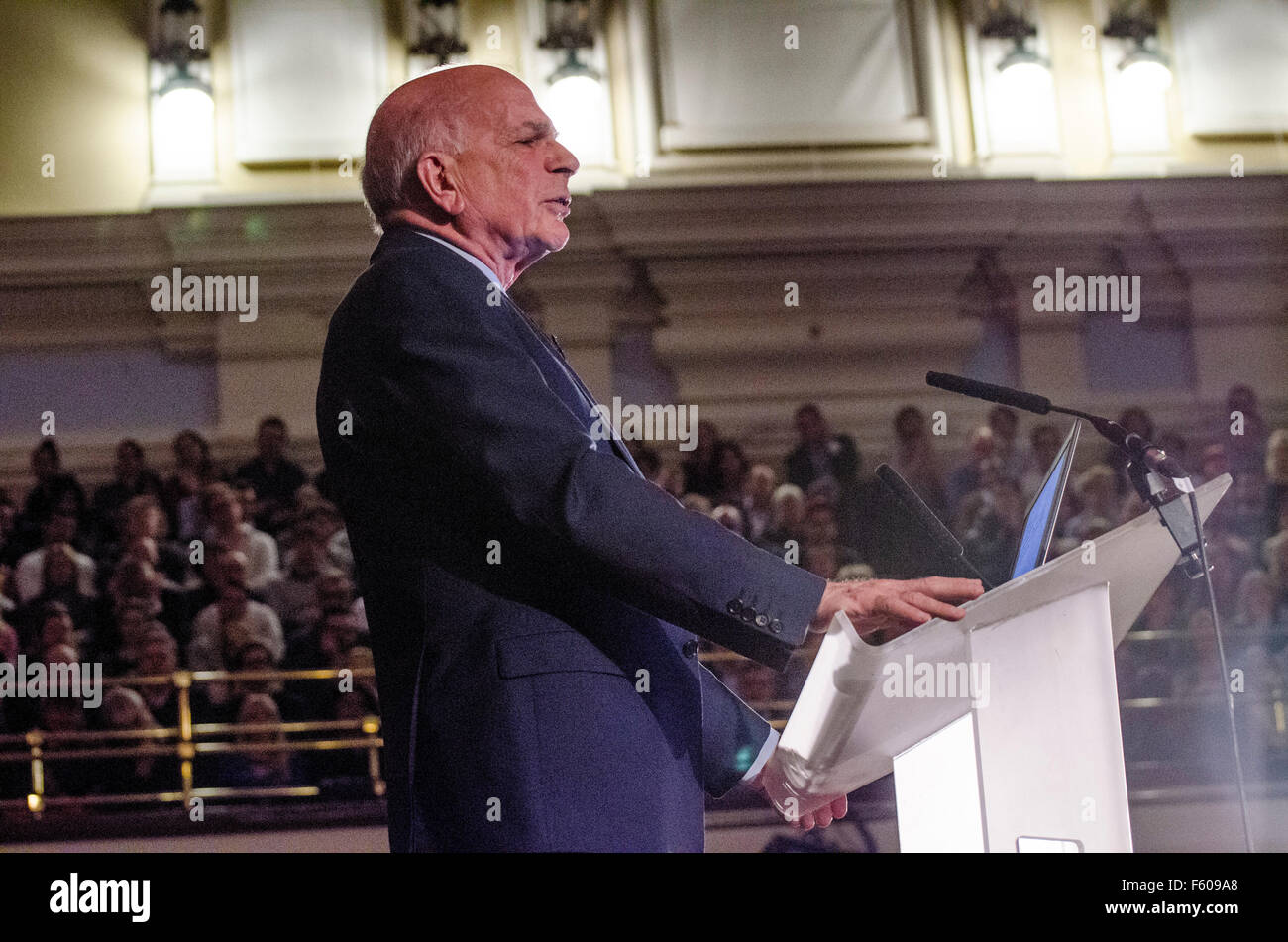 Il vincitore del premio Nobel Daniel Kahneman autore del best-seller "Pensare Veloce e Lento' in conversazione con David Baddiel Londra Foto Stock