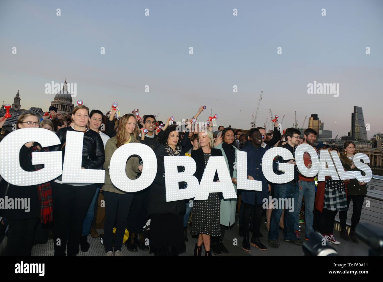 Mariella Frostrup e Bianca Jagger unisciti a obiettivi globali la protesta di azione sul Millennium bridge che chiede di porre fine alla povertà, disuguaglianza e affrontare il problema del cambiamento climatico. Dotato di: Bianca Jagger, Mariella Frostrup dove: Londra, Regno Unito quando: 24 set Foto Stock