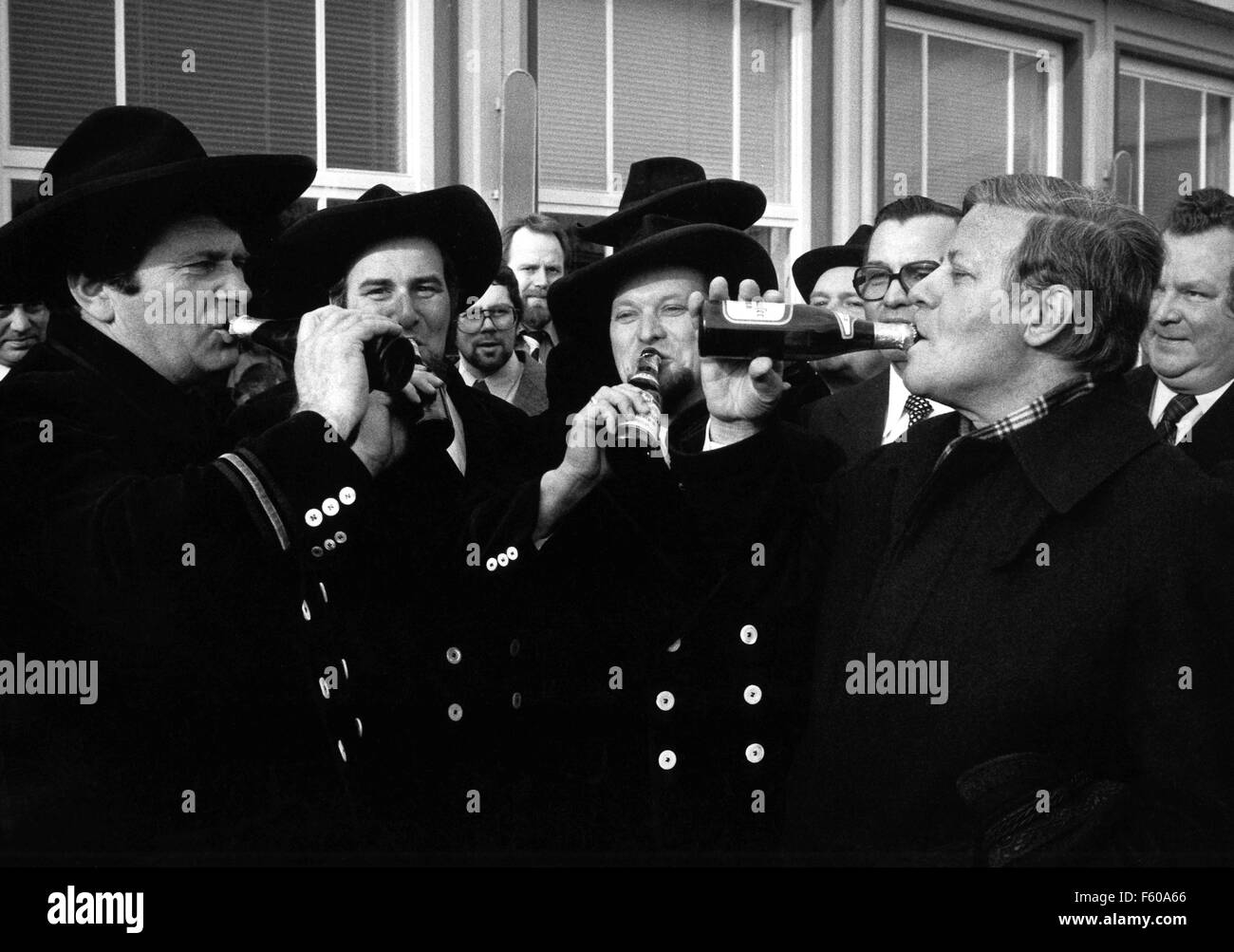 Helmut Schmidt beve una birra insieme con i falegnami durante un evento dell'Unione IG sulla BSE 14 marzo 1976 di Hannover. Il 23 dicembre 2003, egli diventa 85 anni. Foto Stock