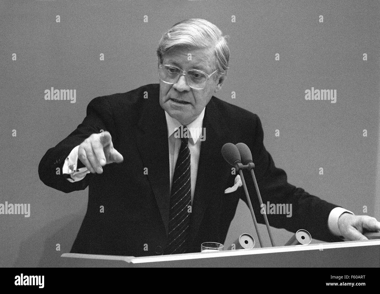 Ex Cancelliere Helmut Schmidt dà un discorso di commiato di fronte al Bundestag tedesco il 10 settembre 1986. Egli non starà per il nuovo Bundestag più. Foto Stock