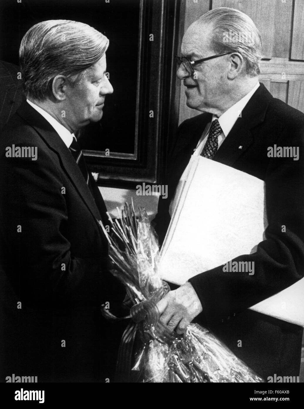 SPD presidente Herbert Wehner (R) si congratula con il cancelliere tedesco Helmut Schmidt (L) sul suo sessantesimo compleanno il 23 dicembre 1978 al Palais Schaumburg. Foto Stock