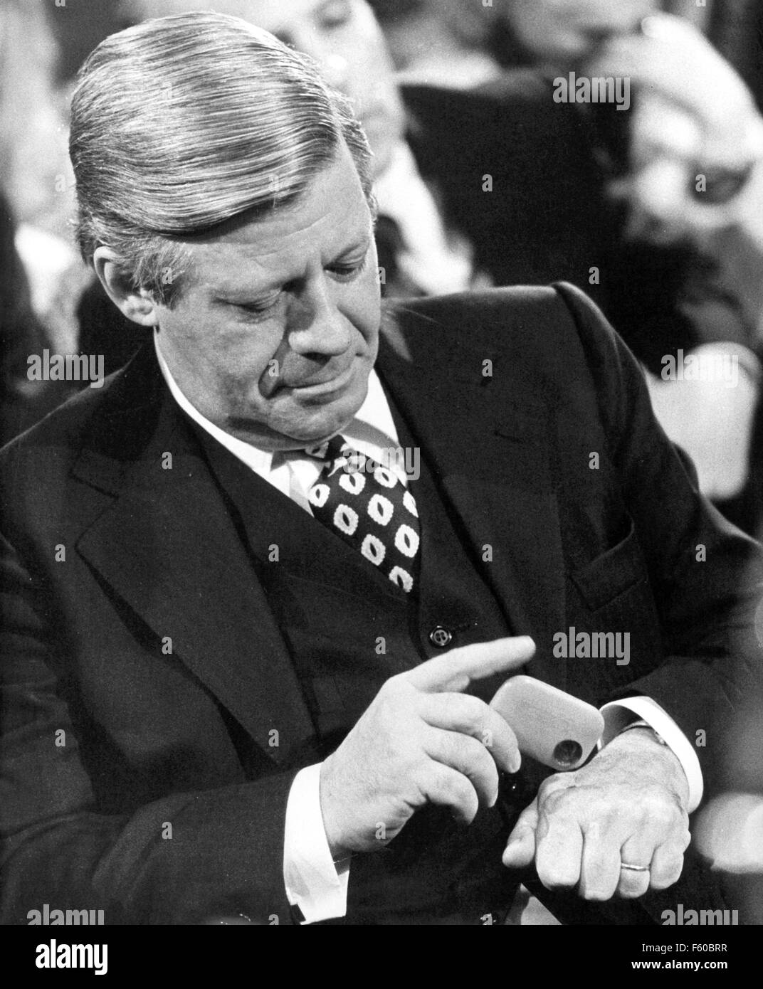 Helmut Schmidt mette alcune tabacco da fiuto sulla sua mano durante una cerimonia di premiazione in Amburgo il 5 dicembre 1975. Il 23 dicembre 2003, egli diventa 85 anni. Foto Stock