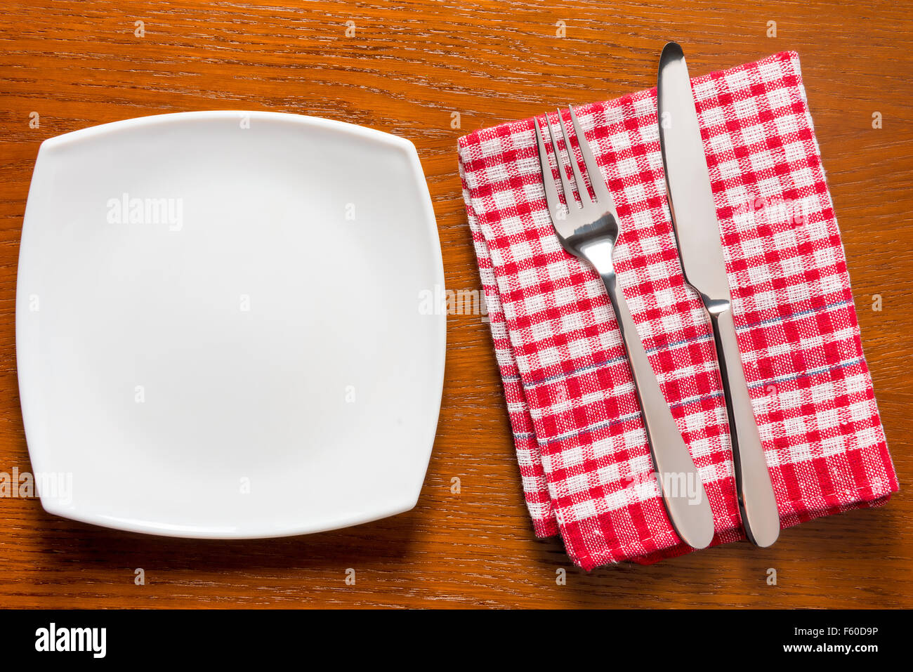 Piastra vuota e posate preparato la cena sul tavolo vista superiore Foto Stock