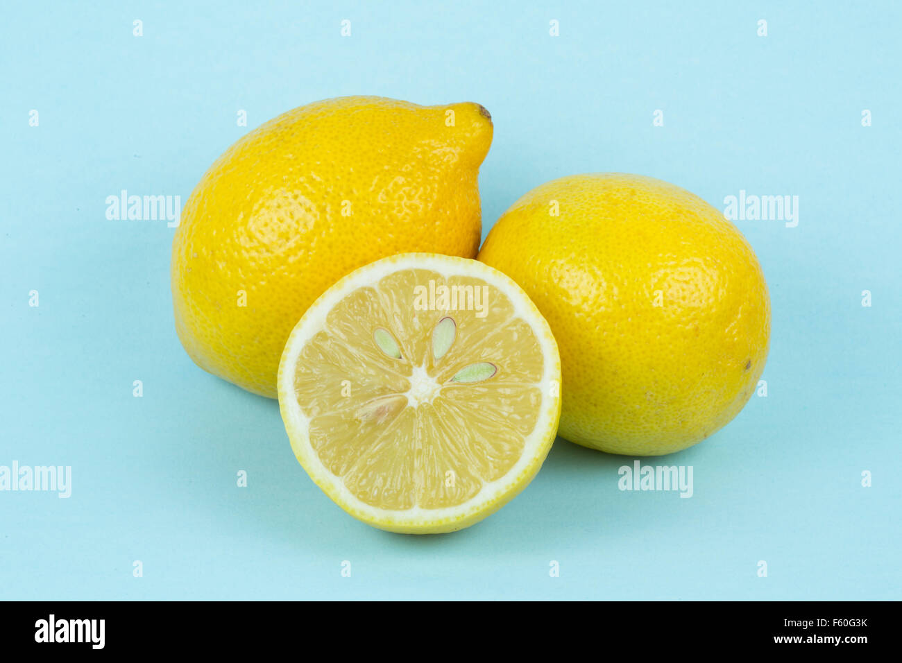 Un grappolo di limoni su un fondo azzurro. Foto Stock