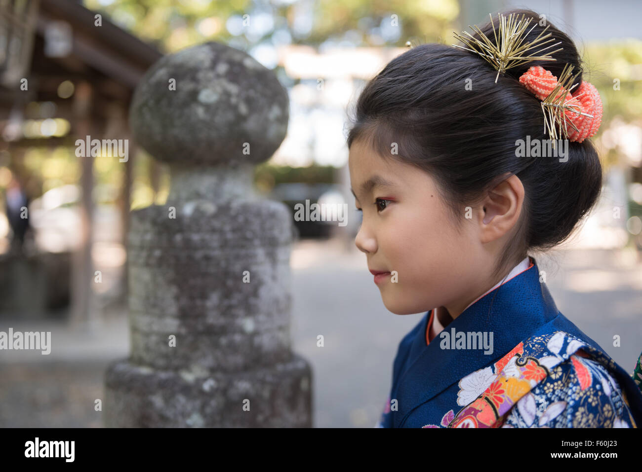 Bambino giapponese che indossa il kimono al tempio Foto stock - Alamy