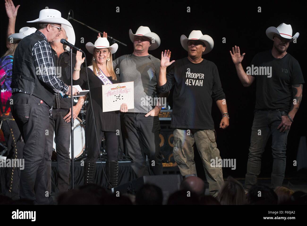 Canadian rock band Trooper ricevere onorario di cappello bianco di Western ospitalità in una cerimonia che si è svolta durante il loro concerto: Trooper dove: Calgary, Canada quando: 24 Set 2015 Foto Stock