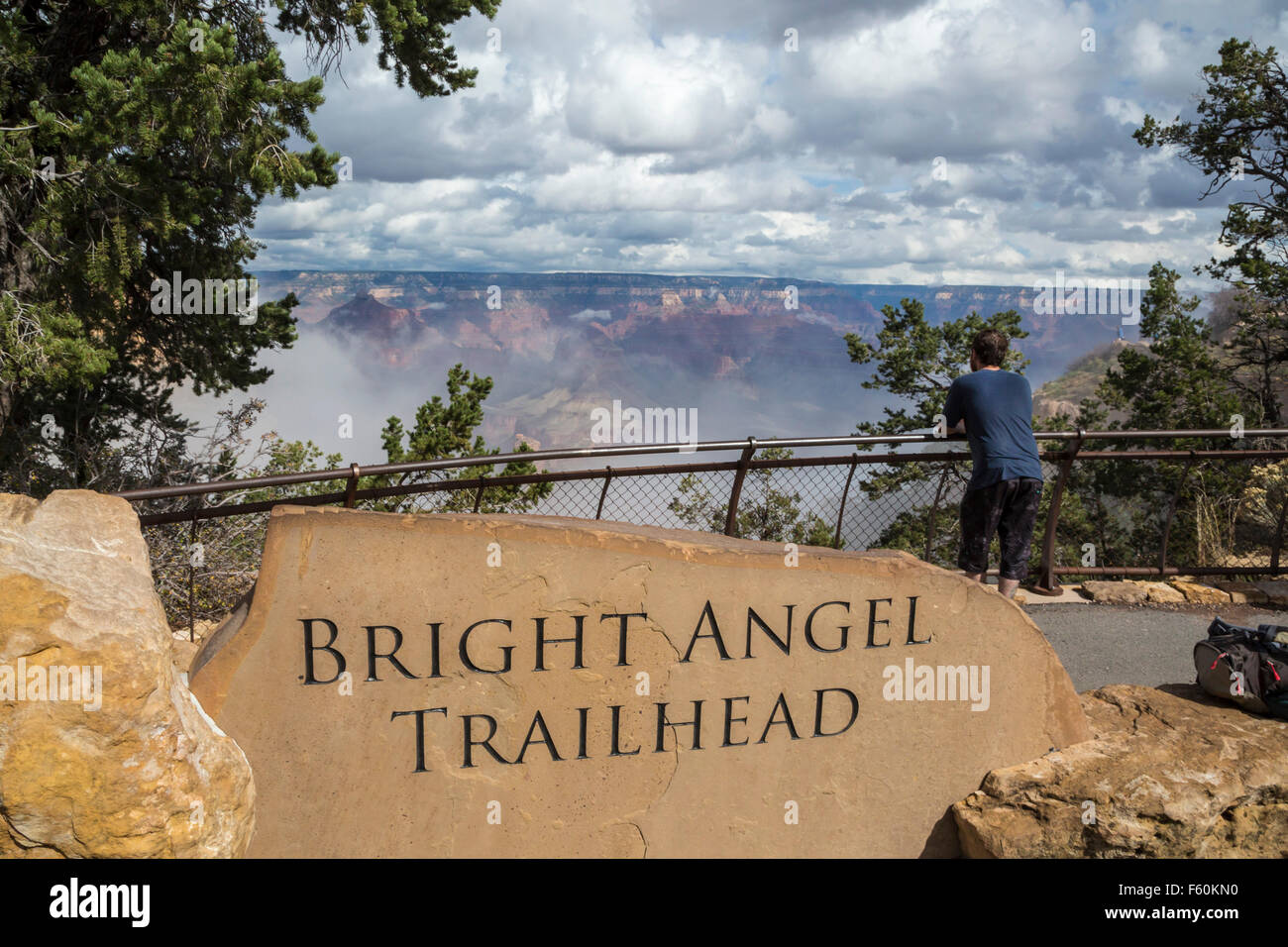 Parco Nazionale del Grand Canyon, Arizona - un escursionista contempla il Grand Canyon presso il Bright Angel sentiero. Foto Stock