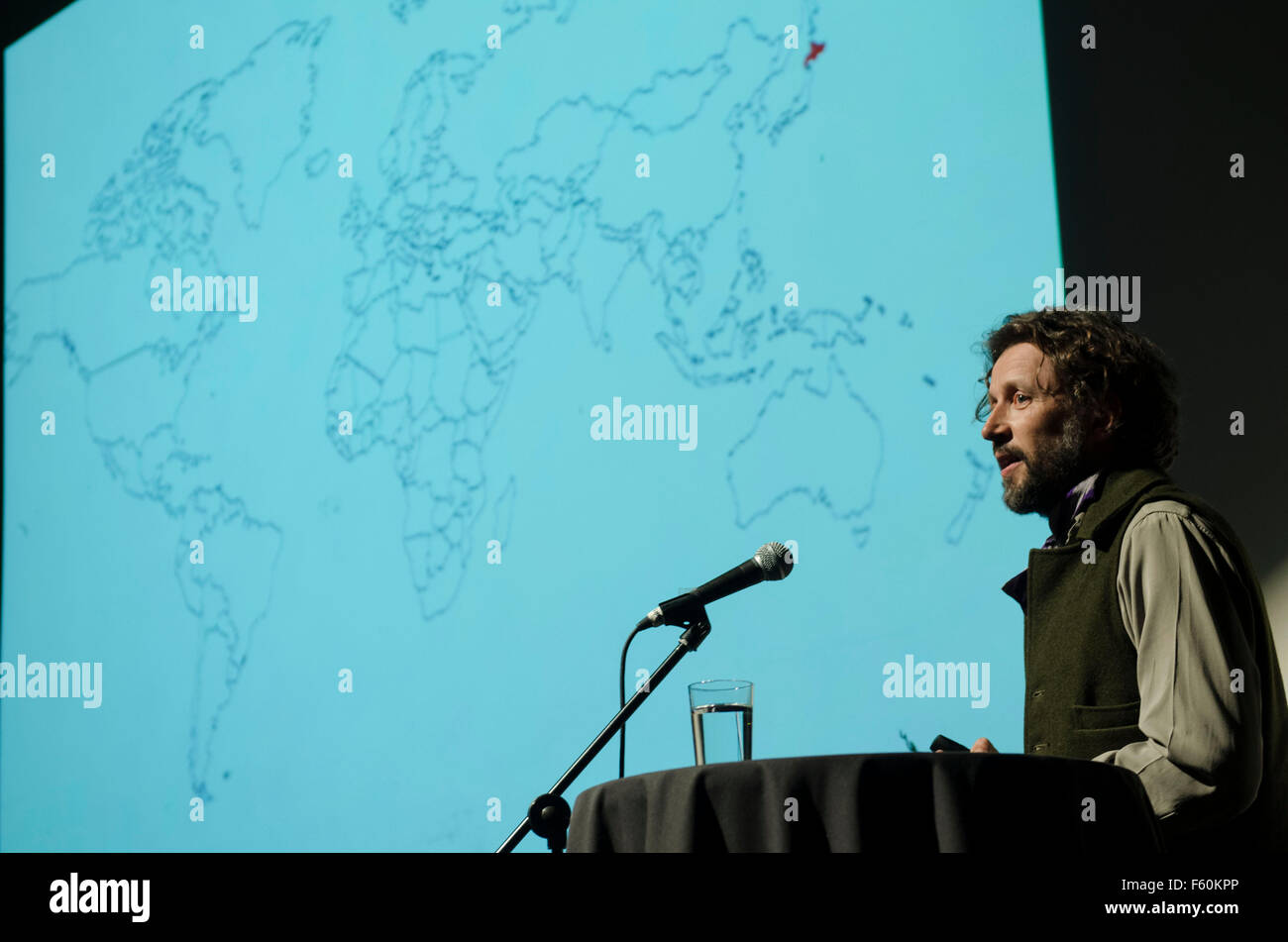 Dan Pearson giardino , giardino scrittore designer formatosi presso il giardino RHS Wisley e i Royal Botanic Gardens, Kew. Dan ha iniziato la sua carriera professionale come un giardino e paesaggista nel 1987, ed è stato uno dei primi operatori contemporanea di carattere naturalistico perenne di piantare nel Regno Unito. Dan è stato un giornale settimanale il giardinaggio editorialista per oltre 14 anni ed è stato coautore del giardino essenziale prenotare con Sir Terence Conran e autore del giardino: un anno a casa fattoria, spirito: ispirazione giardino e terreno di casa: Santuario della città. Egli ha progettato cinque premiati Chelsea Flower Foto Stock