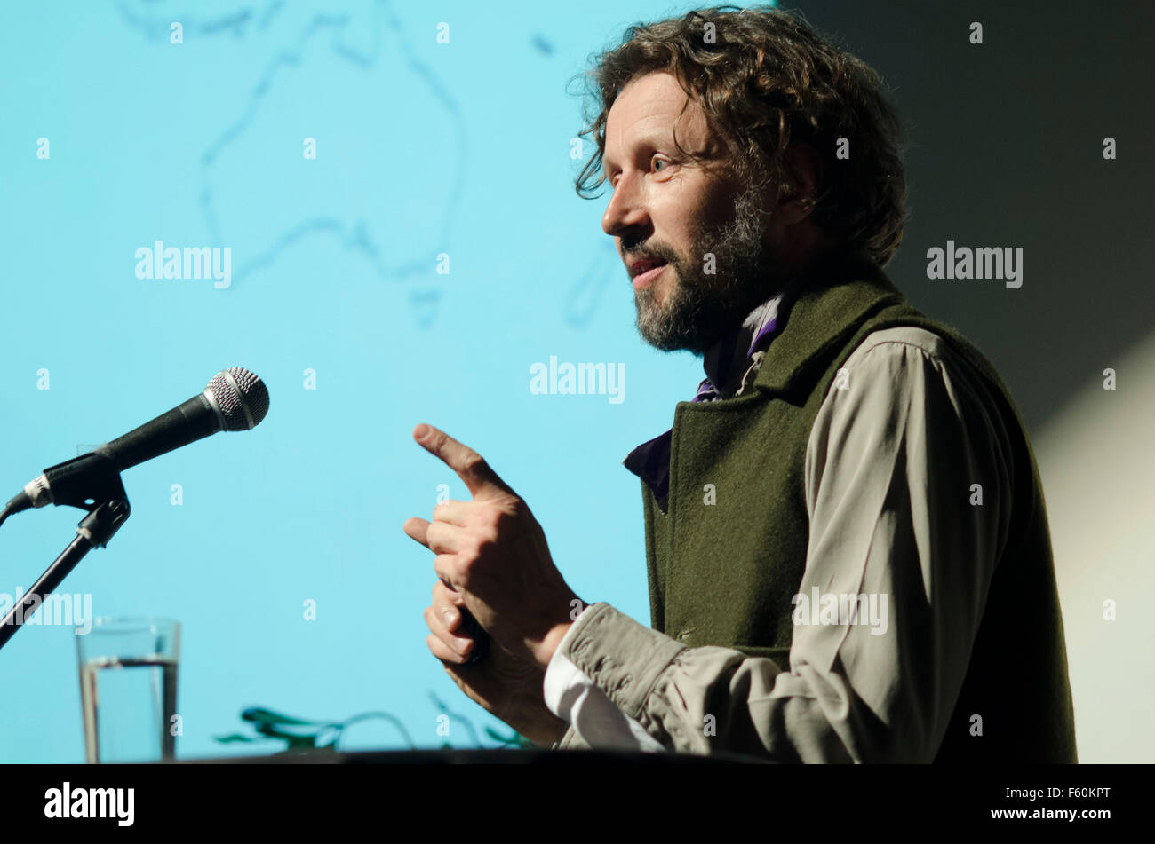 Dan Pearson giardino , giardino scrittore designer formatosi presso il giardino RHS Wisley e i Royal Botanic Gardens, Kew. Dan ha iniziato la sua carriera professionale come un giardino e paesaggista nel 1987, ed è stato uno dei primi operatori contemporanea di carattere naturalistico perenne di piantare nel Regno Unito. Dan è stato un giornale settimanale il giardinaggio editorialista per oltre 14 anni ed è stato coautore del giardino essenziale prenotare con Sir Terence Conran e autore del giardino: un anno a casa fattoria, spirito: ispirazione giardino e terreno di casa: Santuario della città. Egli ha progettato cinque premiati Chelsea Flower Foto Stock