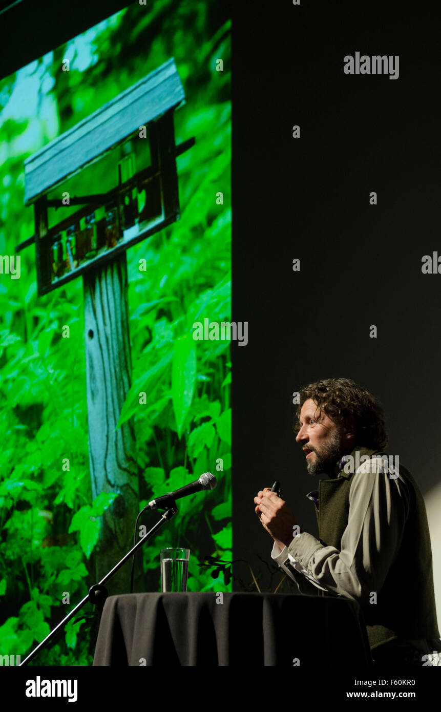 Dan Pearson giardino , giardino scrittore designer formatosi presso il giardino RHS Wisley e i Royal Botanic Gardens, Kew. Dan ha iniziato la sua carriera professionale come un giardino e paesaggista nel 1987, ed è stato uno dei primi operatori contemporanea di carattere naturalistico perenne di piantare nel Regno Unito. Dan è stato un giornale settimanale il giardinaggio editorialista per oltre 14 anni ed è stato coautore del giardino essenziale prenotare con Sir Terence Conran e autore del giardino: un anno a casa fattoria, spirito: ispirazione giardino e terreno di casa: Santuario della città. Egli ha progettato cinque premiati Chelsea Flower Foto Stock