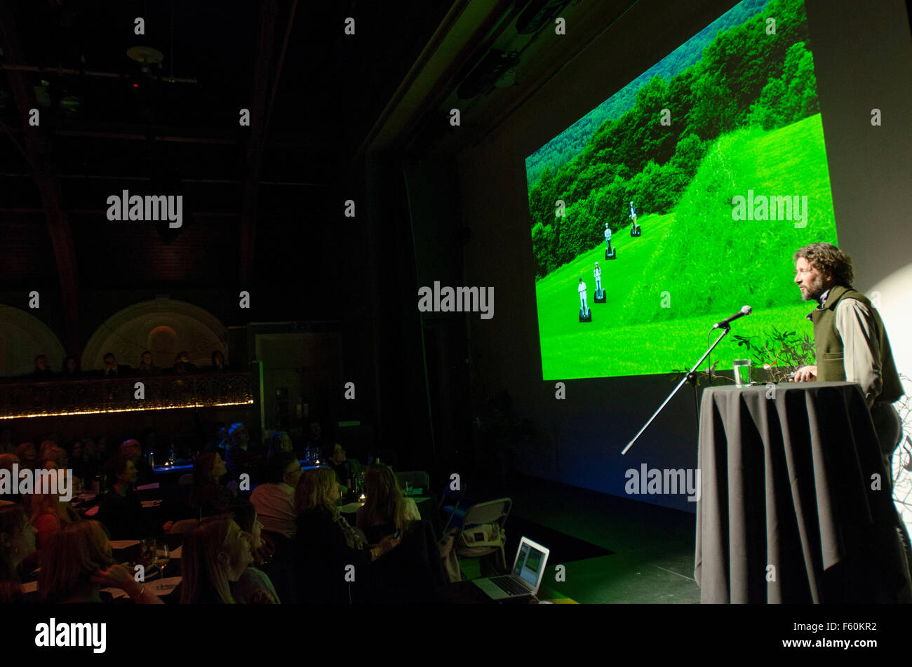 Dan Pearson giardino , giardino scrittore designer formatosi presso il giardino RHS Wisley e i Royal Botanic Gardens, Kew. Dan ha iniziato la sua carriera professionale come un giardino e paesaggista nel 1987, ed è stato uno dei primi operatori contemporanea di carattere naturalistico perenne di piantare nel Regno Unito. Dan è stato un giornale settimanale il giardinaggio editorialista per oltre 14 anni ed è stato coautore del giardino essenziale prenotare con Sir Terence Conran e autore del giardino: un anno a casa fattoria, spirito: ispirazione giardino e terreno di casa: Santuario della città. Egli ha progettato cinque premiati Chelsea Flower Foto Stock