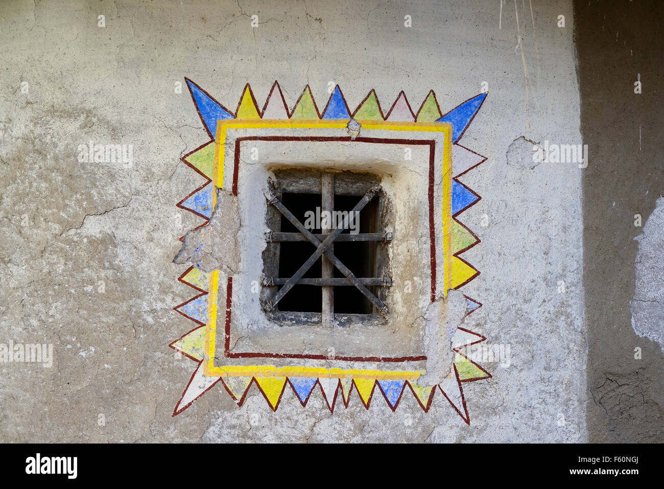 Finestra di una casa del villaggio di Rajathan. Shilpagram, Udapipur Foto Stock