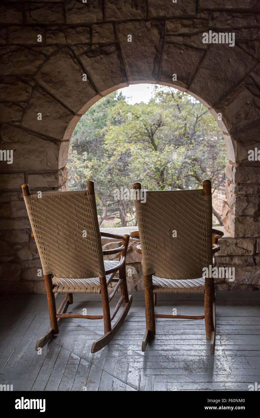 Parco Nazionale del Grand Canyon, Arizona - Sedie a dondolo sotto il portico di El Tovar Hotel. Foto Stock