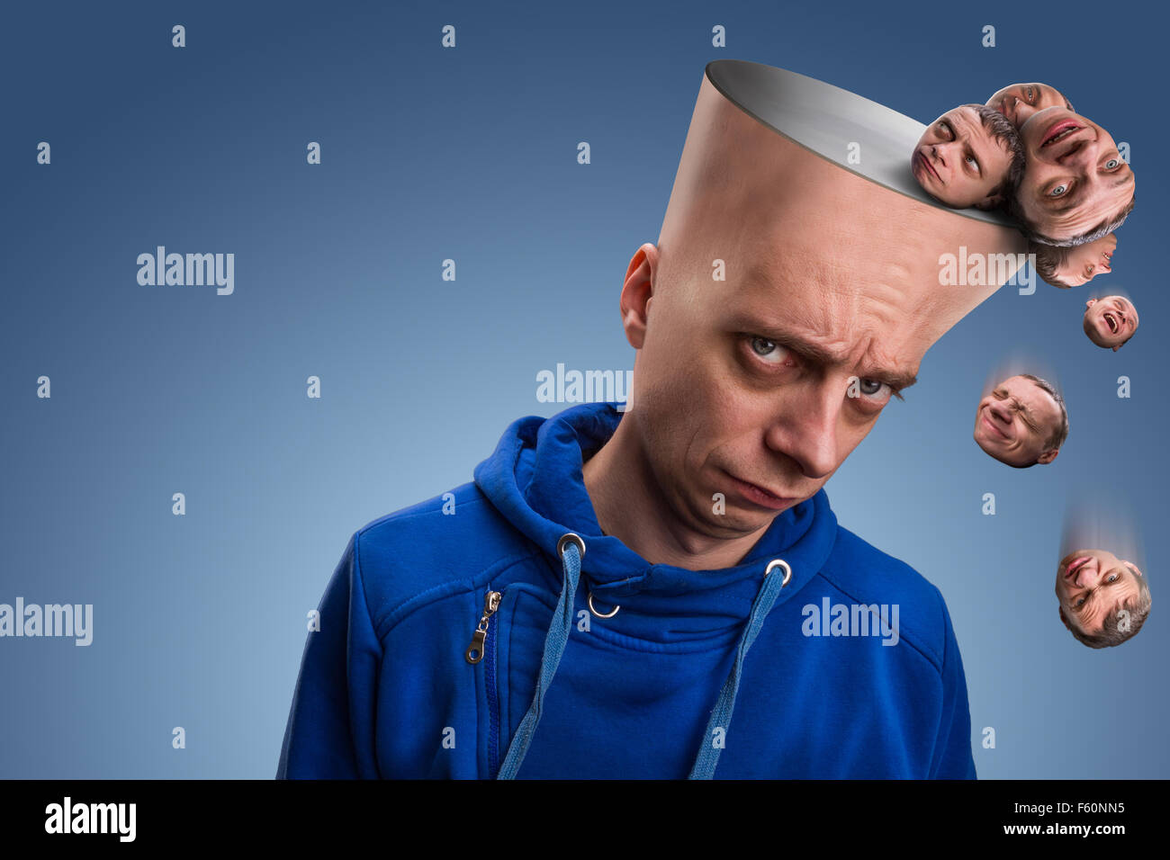 Malinconici uomo con molte diverse espressioni piccole teste cadere dalla sua testa Foto Stock