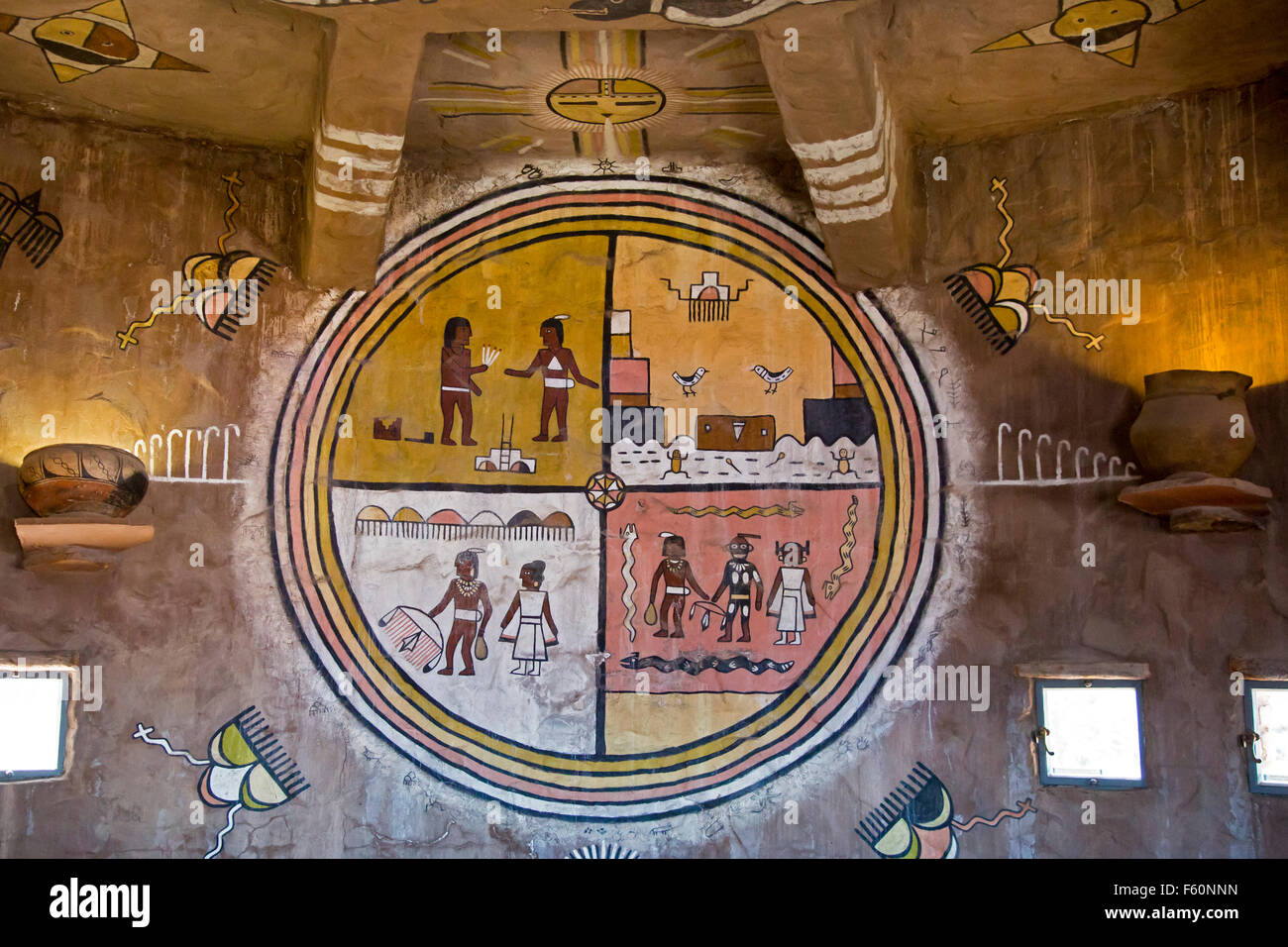 Parco Nazionale del Grand Canyon, Arizona - Native American artwork nel deserto vista torre di avvistamento. Foto Stock