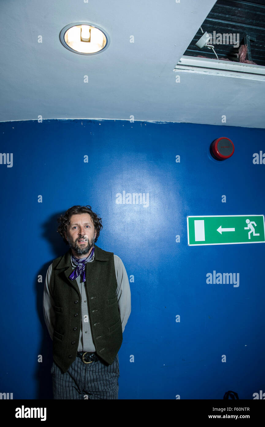 Dan Pearson giardino , giardino scrittore designer formatosi presso il giardino RHS Wisley e i Royal Botanic Gardens, Kew. Dan ha iniziato la sua carriera professionale come un giardino e paesaggista nel 1987, ed è stato uno dei primi operatori contemporanea di carattere naturalistico perenne di piantare nel Regno Unito. Dan è stato un giornale settimanale il giardinaggio editorialista per oltre 14 anni ed è stato coautore del giardino essenziale prenotare con Sir Terence Conran e autore del giardino: un anno a casa fattoria, spirito: ispirazione giardino e terreno di casa: Santuario della città. Egli ha progettato cinque premiati Chelsea Flower Foto Stock