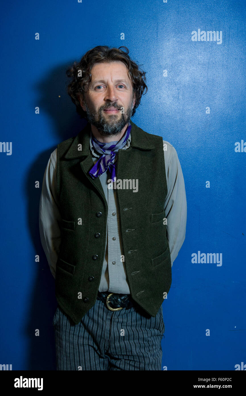 Dan Pearson giardino , giardino scrittore designer formatosi presso il giardino RHS Wisley e i Royal Botanic Gardens, Kew. Dan ha iniziato la sua carriera professionale come un giardino e paesaggista nel 1987, ed è stato uno dei primi operatori contemporanea di carattere naturalistico perenne di piantare nel Regno Unito. Dan è stato un giornale settimanale il giardinaggio editorialista per oltre 14 anni ed è stato coautore del giardino essenziale prenotare con Sir Terence Conran e autore del giardino: un anno a casa fattoria, spirito: ispirazione giardino e terreno di casa: Santuario della città. Egli ha progettato cinque premiati Chelsea Flower Foto Stock