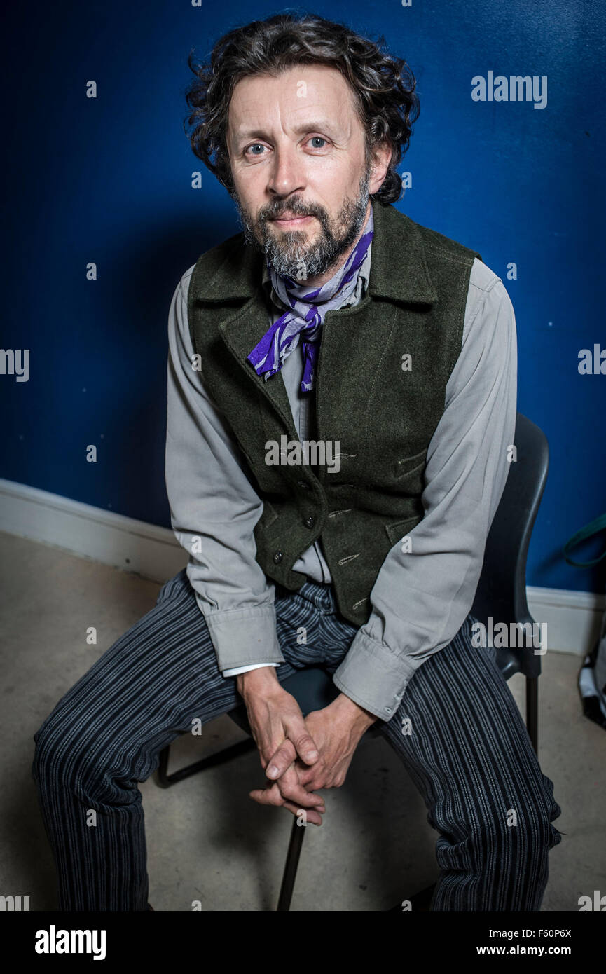 Dan Pearson giardino , giardino scrittore designer formatosi presso il giardino RHS Wisley e i Royal Botanic Gardens, Kew. Dan ha iniziato la sua carriera professionale come un giardino e paesaggista nel 1987, ed è stato uno dei primi operatori contemporanea di carattere naturalistico perenne di piantare nel Regno Unito. Dan è stato un giornale settimanale il giardinaggio editorialista per oltre 14 anni ed è stato coautore del giardino essenziale prenotare con Sir Terence Conran e autore del giardino: un anno a casa fattoria, spirito: ispirazione giardino e terreno di casa: Santuario della città. Egli ha progettato cinque premiati Chelsea Flower Foto Stock