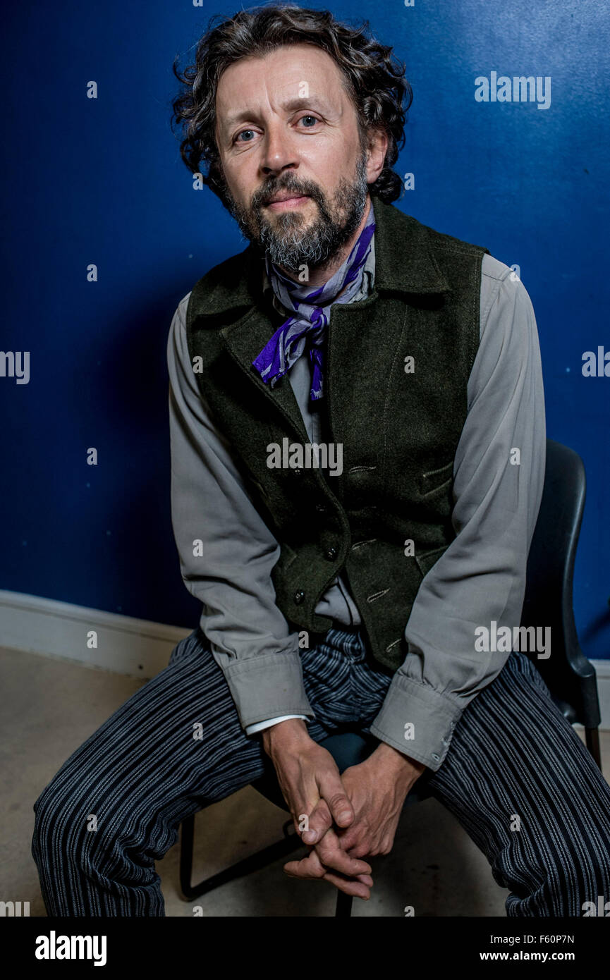 Dan Pearson giardino , giardino scrittore designer formatosi presso il giardino RHS Wisley e i Royal Botanic Gardens, Kew. Dan ha iniziato la sua carriera professionale come un giardino e paesaggista nel 1987, ed è stato uno dei primi operatori contemporanea di carattere naturalistico perenne di piantare nel Regno Unito. Dan è stato un giornale settimanale il giardinaggio editorialista per oltre 14 anni ed è stato coautore del giardino essenziale prenotare con Sir Terence Conran e autore del giardino: un anno a casa fattoria, spirito: ispirazione giardino e terreno di casa: Santuario della città. Egli ha progettato cinque premiati Chelsea Flower Foto Stock