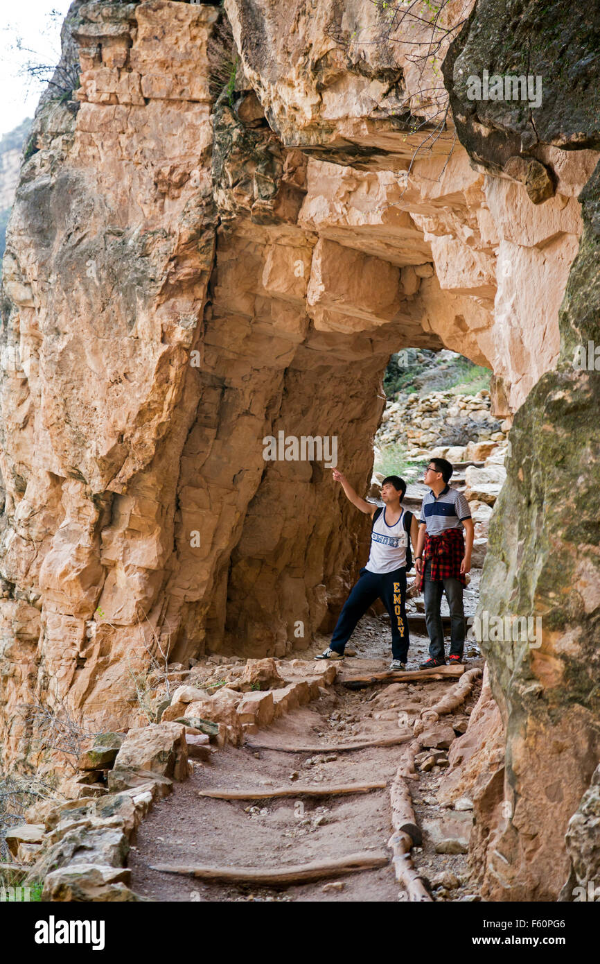 Parco Nazionale del Grand Canyon, Arizona - Due turisti giapponesi in pausa un tunnel mentre le escursioni su Bright Angel Trail. Foto Stock
