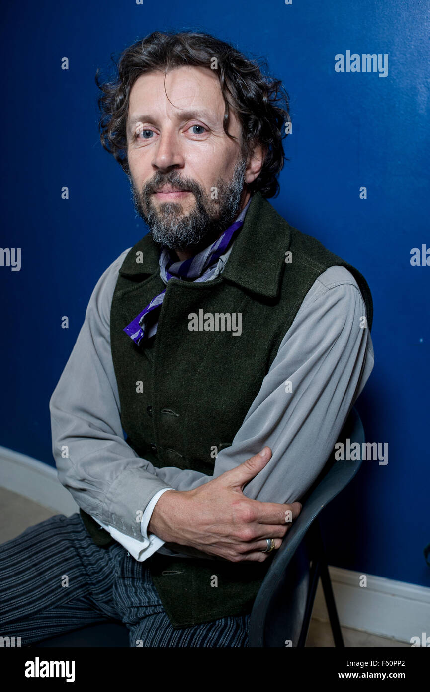 Dan Pearson giardino , giardino scrittore designer formatosi presso il giardino RHS Wisley e i Royal Botanic Gardens, Kew. Dan ha iniziato la sua carriera professionale come un giardino e paesaggista nel 1987, ed è stato uno dei primi operatori contemporanea di carattere naturalistico perenne di piantare nel Regno Unito. Dan è stato un giornale settimanale il giardinaggio editorialista per oltre 14 anni ed è stato coautore del giardino essenziale prenotare con Sir Terence Conran e autore del giardino: un anno a casa fattoria, spirito: ispirazione giardino e terreno di casa: Santuario della città. Egli ha progettato cinque premiati Chelsea Flower Foto Stock