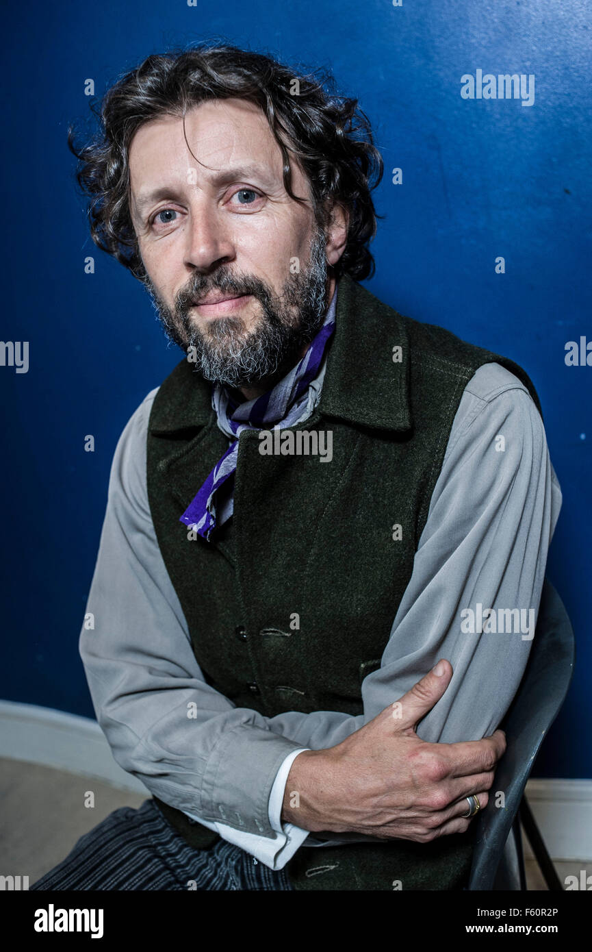 Dan Pearson giardino , giardino scrittore designer formatosi presso il giardino RHS Wisley e i Royal Botanic Gardens, Kew. Dan ha iniziato la sua carriera professionale come un giardino e paesaggista nel 1987, ed è stato uno dei primi operatori contemporanea di carattere naturalistico perenne di piantare nel Regno Unito. Dan è stato un giornale settimanale il giardinaggio editorialista per oltre 14 anni ed è stato coautore del giardino essenziale prenotare con Sir Terence Conran e autore del giardino: un anno a casa fattoria, spirito: ispirazione giardino e terreno di casa: Santuario della città. Egli ha progettato cinque premiati Chelsea Flower Foto Stock