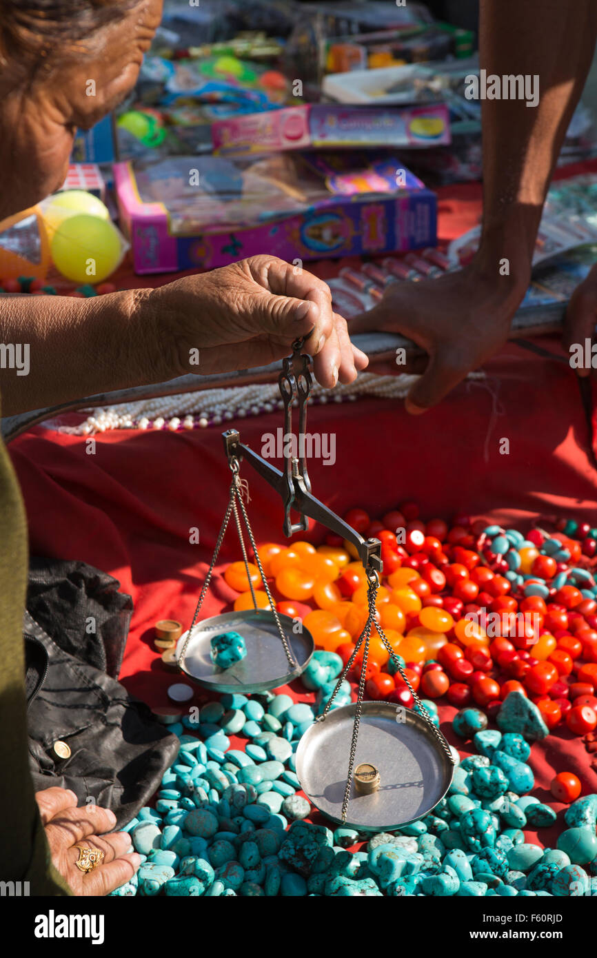 India, Himachal Pradesh, Spiti, Kaza, La Darcha Festival market, corallo e turchese stallo, womean perline di pesatura Foto Stock
